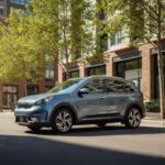 El Kia Niro Hybrid es uno de los vehículos más eficientes de 2026, alcanzando hasta 53 mpg en ciudad y entre 45 y 54 mpg en carretera, dependiendo de la configuración. Su tamaño compacto lo convierte en una opción ideal para los entornos urbanos, donde la eficiencia de combustible es crucial. A pesar de ser pequeño, ofrece un espacio de carga práctico para sus dimensiones, lo que lo convierte en una excelente opción para quienes priorizan la economía de combustible y la practicidad en un solo paquete. Si buscas un SUV híbrido económico y ágil para la ciudad, el Niro Hybrid es una de las opciones más inteligentes.