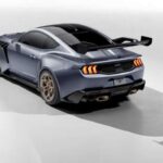 El Mustang prácticamente creó el segmento “pony car”. Conduce uno y te conectas con décadas de historia: desde Steve McQueen hasta el cine moderno. No es un recién llegado buscando credibilidad, es un icono refinado durante más de 60 años. Ford ha sabido respetar ese pasado mientras avanza, algo que resuena profundamente en compradores que quieren tradición e innovación en el mismo paquete.