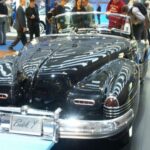 El abuelo de todos los concept cars. Diseñado por Harley Earl en 1938, introdujo faros ocultos, elevalunas eléctricos y una estética adelantada décadas a su tiempo. Earl lo usaba como coche diario, circulando por Detroit como si viniera del futuro. Sus líneas influyeron en Buick durante generaciones. El Y-Job demostró que una sola idea brillante puede definir una marca entera y que el diseño, cuando se libera, marca el rumbo de toda una industria.