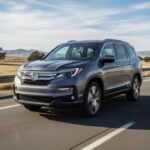 Grande, capaz, típico de familias que se suben los fines de semana. El logo renovado lo deja prácticamente igual. En los viajes largos cumple, aunque siempre hay una pequeña contradicción entre lo cómodo que es y lo que promete ser. Se mantiene porque funciona. El cambio apenas murmura.