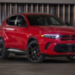 Los informes de confiabilidad fueron tibios y aparecieron recalls relevantes, como el del pedal de freno en los PHEV 2024. Para un modelo nuevo, empezar con dudas mecánicas es letal. Los entusiastas recordaban que los primeros años suelen traer fallos, pero en el Hornet parecían ir más allá de lo esperable. Cuando se pide al cliente que apueste por algo nuevo, la fiabilidad deja de ser un detalle y se convierte en un factor decisivo.