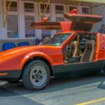 El Bricklin SV1 intentaba ser un deportivo asequible, pero las dificultades técnicas, la construcción pesada y las regulaciones de seguridad y emisiones lo hicieron poco viable. Con solo 2,854 unidades vendidas, este vehículo canadiense nunca alcanzó el éxito que su creador había imaginado.