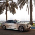 Mercedes asegura que el nuevo V8 ofrece una respuesta más inmediata, mayor eficiencia de combustión y menores emisiones, equilibrando rendimiento con normativas cada vez más estrictas. Debutará en el S 580 mild-hybrid con 530 CV, 34 más que el modelo saliente. Aunque aún no se han publicado cifras oficiales de par, las primeras impresiones apuntan a una entrega de potencia más plena y reactiva.