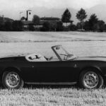 El 911 pudo haber sido muy distinto. Un concesionario californiano impulsó la idea de un 911 descapotable puro, y Ferry Porsche permitió a Bertone crear un prototipo único. Presentado en Ginebra en 1966, era más caro que el Targa y nunca se aprobó su producción. Solo existe una unidad, un “qué hubiera pasado si” que hoy es una de las piezas más fascinantes en la historia de Porsche.