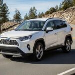 El RAV4 Hybrid ha sido uno de los mayores éxitos del plan. Ofrece tracción total eléctrica, versatilidad familiar y consumos muy por debajo de lo habitual en el segmento SUV. Bajo carga intensa o en viajes largos, las cifras reales pueden alejarse de las homologadas, pero sigue siendo una alternativa lógica frente a los SUV convencionales. Representa el equilibrio entre aventura y sensatez.