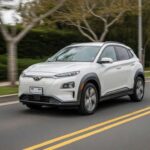 El Kona Electric se consolida como una opción urbana práctica. En algunos mercados, los recortes superan los 7.000 dólares. Es ágil, tiene carácter y se siente vivo en ciudad, aunque sus límites de batería condicionan viajes largos. Algunos detalles tecnológicos ya acusan el paso del tiempo. Aun así, su relación precio-producto lo mantiene vigente y competitivo.