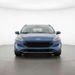 El Escape PHEV es eléctrico “a medias”, pero cumple el mismo objetivo: acceso sin gasto extremo. Ofrece una sensación premium ligera, con la tranquilidad del respaldo a combustión. En ciudad se mueve con suavidad eléctrica; en carretera, el motor térmico elimina la ansiedad. No es un EV puro, y ahí vive su contradicción, pero resuelve el día a día con solvencia.