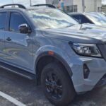 La Nissan Frontier 2023 presenta un diseño renovado y tecnología mejorada en el segmento de las camionetas medianas. Su motor V6 de 3.8 litros proporciona un rendimiento robusto con 310 caballos de fuerza, acompañado de una transmisión automática de 9 velocidades suave y eficiente. La construcción resistente de la Frontier la hace perfecta para aventuras fuera de la carretera, y con el modelo PRO-4X, está lista para enfrentar terrenos difíciles. El interior ha sido mejorado con opciones modernas de infoentretenimiento y asientos cómodos, lo que la convierte en una camioneta ideal para viajes largos.