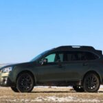 Si buscas algo robusto, el Subaru Outback es una excelente opción con tracción total, ideal para caminos de montaña y viajes largos. Se ha reportado que puede alcanzar entre 200,000 y 300,000 millas con el cuidado y mantenimiento adecuados. Antes de los 150,000 kilómetros no suele necesitar reparaciones importantes. Eso sí, necesitarás cambiar los fluidos cada 60,000 millas y hacer una renovación de la suspensión aproximadamente cada 150,000 millas.