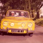 El Renault 8, fabricado entre 1962 y 1973, tiene un diseño que podría parecer clásico, pero su expresión es todo menos suave. Al ser un coche de motor trasero, no necesitaba una parrilla delantera, y en su lugar, su cara está definida por luces circulares y una cresta pronunciada en el capó. Esta característica le da una mirada particularmente molesta y energética, perfecta para el comportamiento vivaz que los conductores asociaban con el modelo. El Renault 8 tenía la personalidad de un coche que siempre estaba listo para causar revuelo.