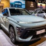 El Hyundai Kona 2026 tiene un precio inicial en el rango de los $20,000, y sigue destacándose por sus características estándar enfocadas en el valor. El Kona incluye tecnologías como el control de crucero inteligente con funcionalidad stop-and-go, una pantalla táctil de 12.3 pulgadas y la opción de tracción total. Además, ofrece colores exteriores atrevidos como el Neoteric Yellow y el Soultronic Orange, que añaden estilo sin costo adicional. Con su atractivo diseño y precio competitivo, el Kona es ideal para conductores urbanos y suburbanos que buscan un SUV práctico y visualmente llamativo.