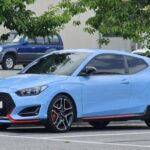 El Veloster N aporta frescura al segmento de los hot hatch. Con su motor turbo 2.0 litros de 275 CV y diseño tres puertas, ofrece rendimiento y estilo único. La suspensión adaptativa y la tecnología de emparejamiento de revoluciones hacen de este coche una opción emocionante para los que buscan diversión al volante sin romper el presupuesto.