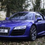 El R8 original combinaba motor V8 de 414 CV, tracción Quattro y transmisión manual de seis velocidades, ofreciendo una experiencia de supercoche casi imposible de replicar hoy. Aunque las versiones manuales empiezan a acercarse a cifras de seis dígitos, aún es posible encontrar modelos equilibrados en potencia, manejo y estilo por mucho menos que un supercoche moderno.