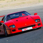 Último supercoche aprobado personalmente por Ferrari, el F40 era esencialmente un coche de carreras con matrícula. Su V8 turbo entregaba potencia de forma violenta, la suspensión era extremadamente rígida y carecía de ayudas electrónicas, poniendo a prueba incluso a conductores experimentados.