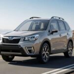 El Forester brinda confianza en todas las condiciones gracias a su tracción total y estabilidad en nieve o terrenos complicados. Su interior es funcional y seguro, aunque algunos plásticos puedan sentirse menos premium, pero sigue siendo una opción aventurera y fiable.