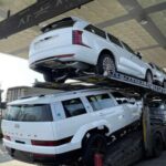 Si Hyundai incorpora pantallas de entretenimiento traseras, sistema de audio premium y aislamiento acústico mejorado, el Palisade High Roof podría establecer un nicho como SUV VIP alcanzable. La motorización probablemente será híbrida, priorizando suavidad y eficiencia sobre potencia máxima, mientras que el chasis recibiría ajustes de confort, con suspensión más blanda y mejor aislamiento de la carretera, ideal para viajes largos y conducción por chófer.