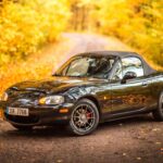 Mazda ha sido reconocida por su fiabilidad, especialmente en sus modelos más icónicos como el Mazda CX-5 y el Mazda MX-5 Miata. Según Consumer Reports, Mazda fue clasificada como la marca con la mayor fiabilidad en 2022, superando a gigantes como Lexus y Toyota. La marca ha logrado un equilibrio entre fiabilidad, economía de mantenimiento y un diseño atractivo. Los propietarios de Mazda disfrutan de vehículos que requieren pocas reparaciones y que tienen una larga vida útil. La fiabilidad de sus modelos se ve reflejada en la baja frecuencia de problemas, con solo 174 problemas por cada 100 coches reportados.