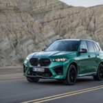 El BMW X5 M Competition 2026 es una de las opciones más potentes dentro del segmento SUV, con 617 caballos de fuerza bajo el capó y un impresionante espacio de carga. Aunque no iguala el rendimiento del M5 Touring, el X5 M Competition es una opción superior en cuanto a capacidad y versatilidad. Su mayor tamaño permite transportar más equipaje y comodidad para los pasajeros, y con un precio de $131,000, se posiciona como una opción robusta para quienes buscan espacio sin renunciar a la potencia. Aunque más grande y menos ágil que el M5 Touring, el X5 sigue siendo una opción sobresaliente para familias que priorizan el espacio y las características de lujo.