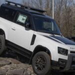 El Land Rover Defender es un verdadero ícono del off-road, conocido por su construcción robusta y sus excepcionales capacidades todoterreno. Aunque ha recibido actualizaciones modernas, mantiene su atractivo clásico que lo ha hecho popular entre los aventureros de todo el mundo. Con un diseño versátil que permite múltiples personalizaciones, el Defender es adecuado para cualquier desafío. Su énfasis en la durabilidad y el rendimiento lo convierte en una opción confiable para quienes buscan un vehículo que pueda manejar tanto la ciudad como los terrenos más exigentes. Si hay un vehículo que nunca se rinde, es el Defender.