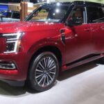 El Nissan Armada 2026, con un diseño renovado y alineado estrechamente con el Nissan Patrol, es un SUV que enfatiza la durabilidad y la capacidad de trabajo. Equipado con un sistema de enganche estándar y control de balanceo de remolque, el Armada es capaz de remolcar hasta 8,500 libras (aproximadamente 3,855 kg) con facilidad. Esto lo convierte en una opción destacada para quienes buscan un SUV resistente y confiable, ideal para el trabajo pesado o viajes largos con remolque.