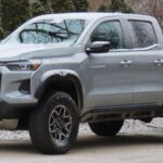 El Chevrolet Colorado ZR2 es un todoterreno que sorprende a muchos por su tamaño, pero que demuestra ser una verdadera bestia en los caminos más difíciles. A pesar de ser una camioneta de tamaño mediano, el ZR2 es capaz de enfrentarse a desafíos de mayor envergadura gracias a su suspensión Multimatic DSSV, diseñada para ofrecer un confort excepcional en caminos rocosos y difíciles. Su capacidad para superar obstáculos sin esfuerzo lo convierte en una opción que desafía las expectativas y, sin duda, se ganará tu respeto.