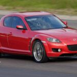 El Mazda RX-8 siempre ha sido difícil de clasificar, y quizá por eso las imágenes no le hacen justicia. En vivo, especialmente bien cuidado o ligeramente rebajado, su silueta se vuelve atlética y coherente. Las aletas, la línea de techo y las puertas traseras de apertura inversa funcionan sorprendentemente bien juntas. Más allá de su motor rotativo, el RX-8 merece reconocimiento por un diseño que envejece mejor de lo que muchos recuerdan.