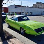 El Superbird no solo destacaba por su aerodinámica radical. Con el 426 Hemi, Plymouth anunciaba 425 CV, cuando la potencia real se acercaba peligrosamente a los 500 CV. Esa brecha de unos 75 caballos, combinada con su carrocería optimizada para NASCAR, lo convirtió en una auténtica apisonadora tanto en pista como en la calle.