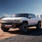 El Hummer EV es una paradoja eléctrica: enorme, descomunal y excesivo, pero silencioso y tecnológicamente avanzado. Sus capacidades off-road son extraordinarias, aunque su peso y consumo energético hacen que el concepto de eficiencia quede en segundo plano. Es un escaparate tecnológico más que una solución racional.