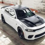 Potencia americana sin complejos. Su V8 sobrealimentado de casi 800 CV lo convirtió en el sedán de producción más salvaje de su era.