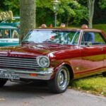 Antes del SS, el Chevy II era un lienzo perfecto para hot rodding. Su chasis sencillo acepta cualquier motor Chevrolet, convirtiéndolo en un coche divertido y asequible. Su filosofía es ir rápido sin complicaciones, pensado para conducir, no para exhibir.