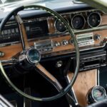 Los interiores de las primeras generaciones combinaban alfombrado completo, asientos tipo bucket en Morrokide, apoyabrazos traseros con altavoces y paneles acolchados. La segunda generación añadió asientos envolventes, detalles en vinilo y madera, y acabados cuidados, ofreciendo una sensación de lujo propia de la época.