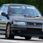 Primero diseñado y fabricado en EE. UU. (1989). Destaca como sedán mediano confiable, con puntuación 8,5/10 en fiabilidad. Ideal para quienes buscan un vehículo seguro y duradero en la gama Subaru.