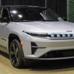 SUV masivo con motor inline-six. 20 mpg en RWD y 19 mpg en AWD, impresionante para su tamaño y capacidad de carga.