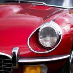 Debutó en 1961 y fue calificado por Enzo Ferrari como el coche más bello jamás creado. Combinó elegancia, velocidad y un diseño que marcó una era.