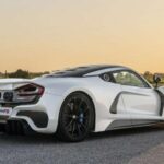 Fabricado en Estados Unidos, el Venom F5 monta un V8 biturbo de 6.6 litros capaz de producir 1.817 caballos de fuerza. Está diseñado para romper la barrera de las 300 mph (483 km/h). Su interior recuerda a la cabina de un avión de combate y su producción está limitada a menos de 30 unidades. Un auténtico misil homologado para la calle.