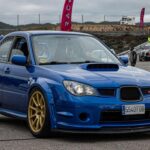 El Impreza WRX STI Hawk Eye es, probablemente, el STI más bonito jamás fabricado. Sus faros afilados, líneas limpias y proporciones perfectas lo diferencian del resto de generaciones, generalmente más recargadas. Con 276 CV del bóxer turbo 2.5, combinaba presencia visual con una imagen claramente inspirada en el Mundial de Rallyes.