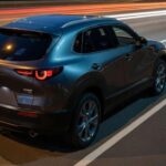 El CX-50 presenta un diseño más trabajado y una sensación general más refinada que su predecesor. En carretera transmite mayor solidez y un comportamiento más ajustado que el antiguo CX-5. Su precio se mueve en torno a los 35.000 dólares.