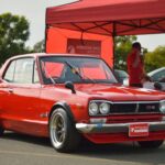 El Skyline GT-R original, conocido como Hakosuka, fue el primer gran mito del rendimiento japonés. Su motor seis cilindros DOHC de 2.0 litros entregaba 150 CV y dominó las competiciones locales a finales de los años 60. Con más de 50 victorias en circuito, estableció el linaje deportivo que décadas después daría lugar al GT-R moderno.