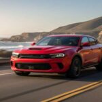 El Dodge Hornet R/T apostó por un enfoque más dinámico dentro del formato híbrido enchufable. Ofrecía aceleraciones ágiles y buen paso por curva, aunque con ciertos problemas de software y una autonomía poco convincente para viajes largos. Con la decisión de Stellantis, el Hornet R/T se diluye rápidamente del mercado.