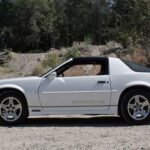 Los años 80 trajeron inyección electrónica y cajas manuales de 5 marchas. El IROC-Z y el Z28 con el V8 5.7 TPI marcaron el regreso del rendimiento serio. Gracias a una curva de par más amplia y mejor respiración a bajo régimen, estos Camaro alcanzaban hasta 152 mph, combinando tecnología emergente con mejores prestaciones reales.