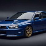 El Subaru Impreza WRX STI Spec C es una versión más radical y ligera del STI convencional. Su motor bóxer ofrece un sonido inconfundible y una respuesta directa, mientras el chasis destaca por su agarre y precisión. El turbo lag existe, pero forma parte de su personalidad. Un coche pensado para conducir rápido, no para posturear.