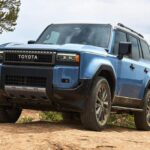 Bloqueos de diferencial, asistentes electrónicos, cámaras y buena geometría lo mantienen como un auténtico todoterreno. No es el más alto del segmento, pero es muy capaz de serie y remolca hasta 2.700 kg.