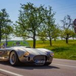 El AC Cobra empezó en un pequeño taller de California en 1962. Shelby tuvo la idea simple y peligrosa de meter un V8 americano en un chasis británico ligero. Nada de estudios de mercado: solo intuición, herramientas básicas y ganas de ganar carreras.