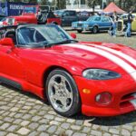 Un V10 de 8.0 litros, 400 CV y cero concesiones. Sin ayudas electrónicas y con una conducción exigente, el Viper representó la interpretación más salvaje del rendimiento americano de los 90.