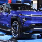 La Chevrolet Silverado EV ya ha causado revuelo, y el Trail Boss es el modelo que más expectación genera entre los amantes del off-road. Con una autonomía de más de 400 millas y una suspensión neumática, el Trail Boss está diseñado para aquellos que desean un pickup eléctrico robusto para enfrentar terrenos difíciles. Además de su rendimiento todoterreno, promete ser ecológico sin comprometer las capacidades de trabajo pesado que muchos necesitan. Aunque las pruebas del mundo real son cruciales, el Trail Boss podría ser la opción perfecta para aquellos que buscan un vehículo versátil para el campo y la ciudad.