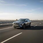 El Toyota RAV4 Woodland es un SUV híbrido diseñado para ser práctico y eficiente en combustible, con un enfoque en la conducción todoterreno ligera. Con un sistema de tracción integral y un aspecto que sugiere una mayor capacidad, el RAV4 Woodland ofrece una solución de bajo mantenimiento para quienes desean un vehículo versátil. No es el modelo más radical en términos de capacidad todoterreno, pero la fiabilidad de Toyota, junto con la eficiencia del sistema híbrido, lo convierte en una opción sólida para aquellos que buscan un SUV confiable para su vida diaria.