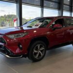 El Toyota RAV4 ha sido durante mucho tiempo uno de los SUV compactos más confiables y populares, y la versión híbrida lleva esa confiabilidad a un nivel superior. El RAV4 híbrido combina un rendimiento sólido con una de las mejores eficiencias de combustible en su clase. Esto lo convierte en una excelente opción para aquellos que buscan una combinación de potencia, eficiencia y fiabilidad.

Además de su eficiencia en combustible, el RAV4 híbrido ofrece una conducción suave y cómoda, mientras mantiene un interior espacioso y práctico. Gracias a su construcción robusta y su conjunto de características de seguridad, sigue siendo el estándar a seguir en el segmento de los SUV compactos.