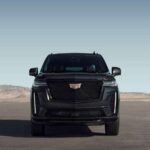 El Cadillac Escalade es conocido por su lujo y tamaño imponente, pero en términos de seguridad, el modelo 2024 no vive a la altura de su reputación. Aunque tiene un interior de alta gama y características tecnológicas innovadoras, el Escalade recibió una calificación de cuatro estrellas por parte de la NHTSA debido a su pobre rendimiento en las pruebas de choque frontal y volcaduras. La falta de un rendimiento sólido en las pruebas de seguridad hace que este SUV de lujo no sea una opción ideal para quienes buscan un vehículo grande y seguro.

El precio elevado de este modelo hace que los compradores esperen una protección de primer nivel, algo que el Escalade no ofrece en las pruebas más importantes.