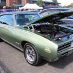 El GTO Judge es sinónimo de personalidad y potencia. Lanzado en 1969 como edición especial, destacaba por su motor Ram Air III y su imagen llamativa. Esa mezcla de rendimiento serio y estética atrevida lo ha convertido en un objeto de deseo para coleccionistas.