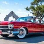 El Eldorado de 1959 llevó el diseño de aletas traseras a su extremo más exagerado. Con más de 5 metros de largo y casi 2.300 kilos, era una declaración de exceso y estatus. Solo se fabricaron unas 1.300 unidades del Eldorado Biarritz, lo que hoy lo convierte en una joya muy codiciada.